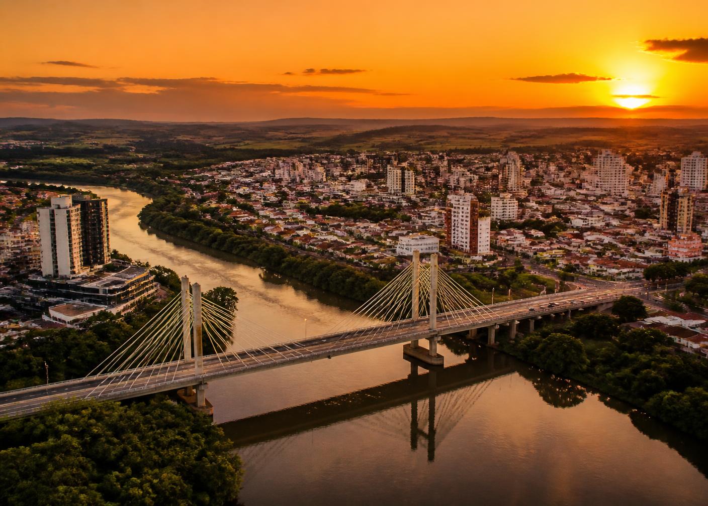 Vista aérea de uma cidade do interior paulista ao fim da tarde